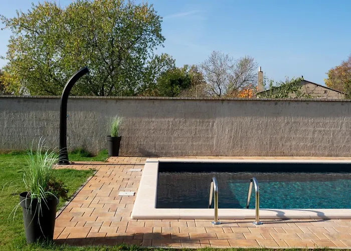 Beautiful Casa Noemi With Pool In Porec Rakovci
