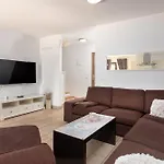 Beautiful Casa Noemi With Pool In Porec ヴィラ