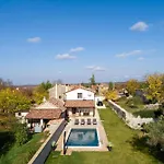 Beautiful Casa Noemi With Pool In Porec ヴィラ