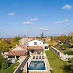 Beautiful Casa Noemi With Pool In Porec Rakovci