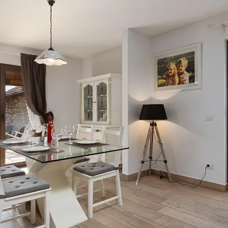 Beautiful Casa Noemi With Pool In Porec Rakovci