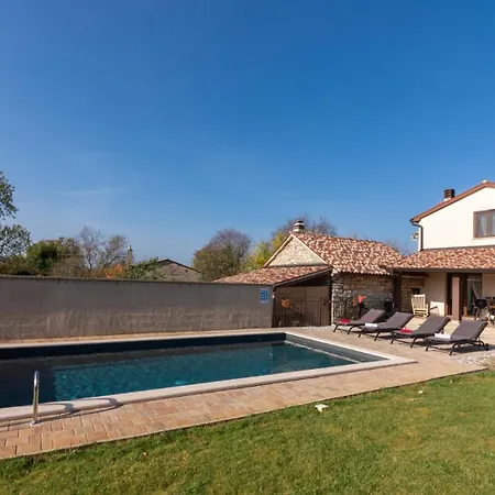 Beautiful Casa Noemi With Pool In Porec Rakovci