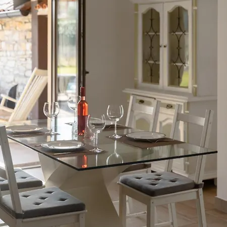 Beautiful Casa Noemi With Pool In Porec Rakovci